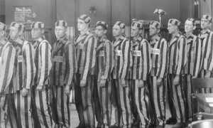 Prisonniers en uniforme dans le film "from now on" dans les années vingt
