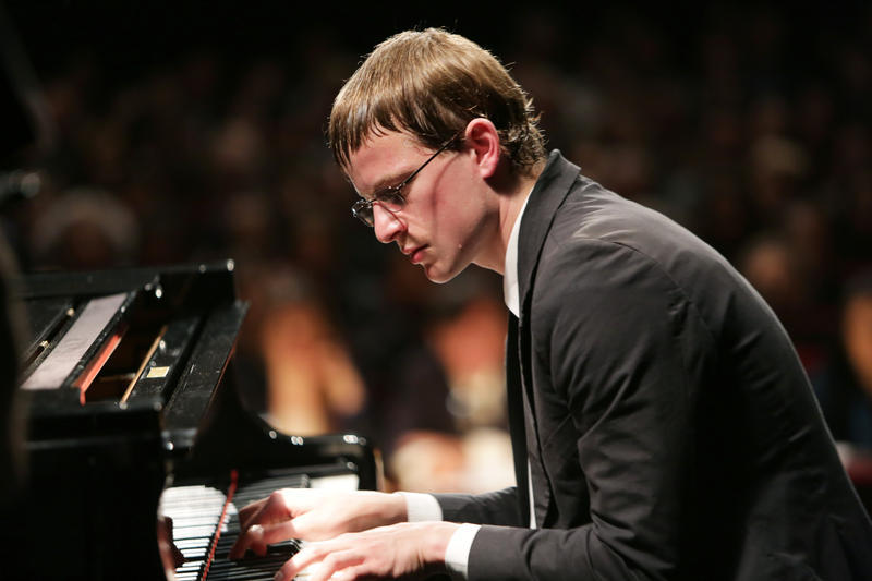 Thomas Coumans dans le rôle d'Hugo, autiste Asperger devenu pianiste virtuose
