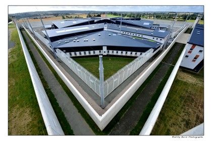 La nouvelle prison de Condé sur Sarthe, aseptisée et déshumanisée